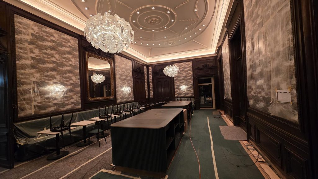 Restaurant eines Wiener Hotels mit Stuckdecke, Downlights, Lichtvoute und Pendelleuchten während der Bauphase