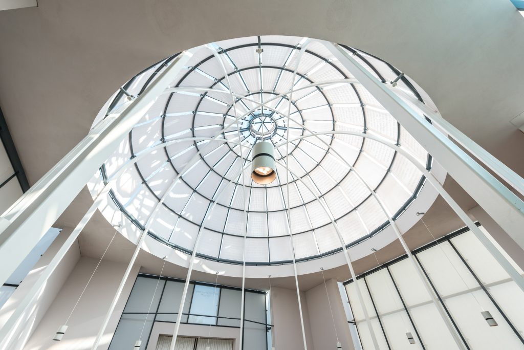 Blick in die Glaskuppel der Synagoge Graz mit sternförmig gespannten Sonnensegeln